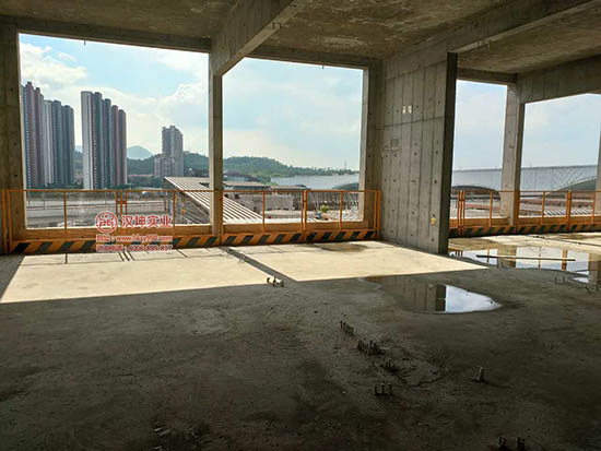 楼层临边防护栏安装在汇隆商务中心项目实景图